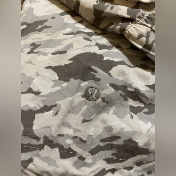 Lululemon here to move jacket - Picture 3 of 3